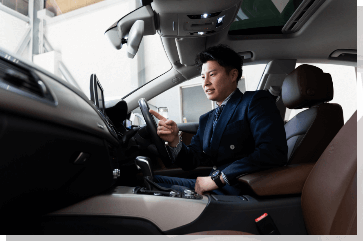 指差しする男性